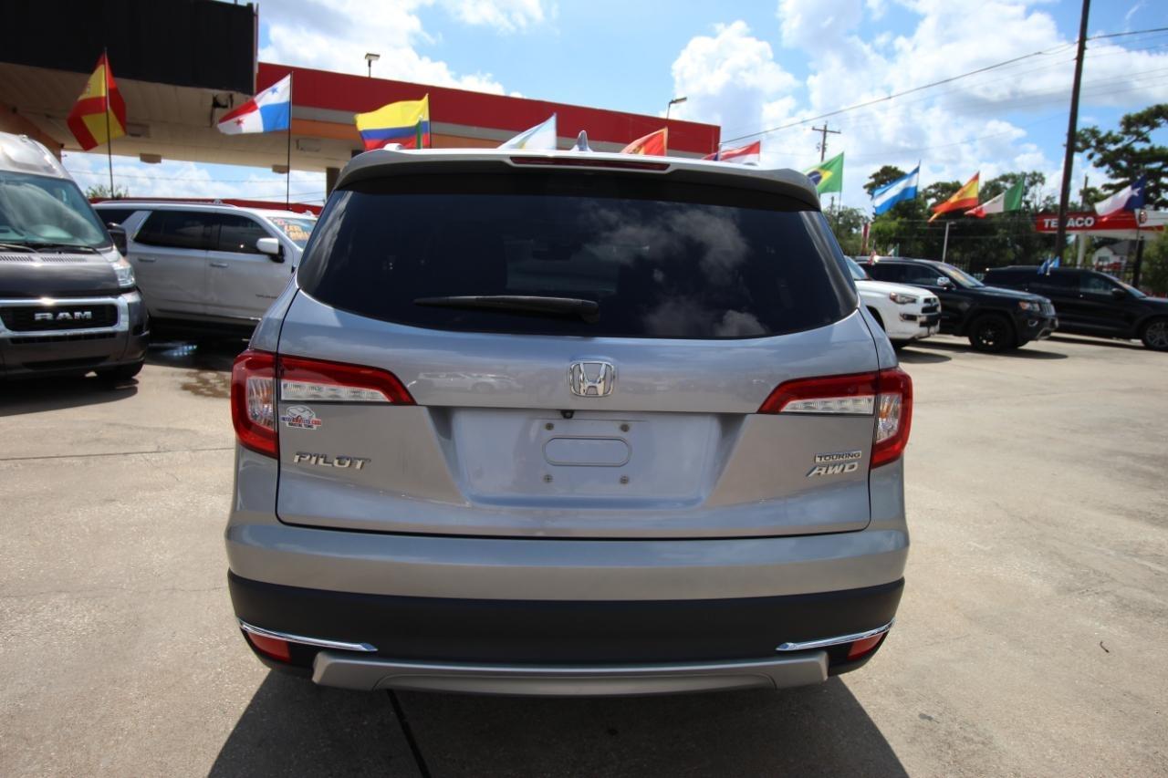 Honda Pilot Touring w/Rear Captain's Chairs AWD 2020