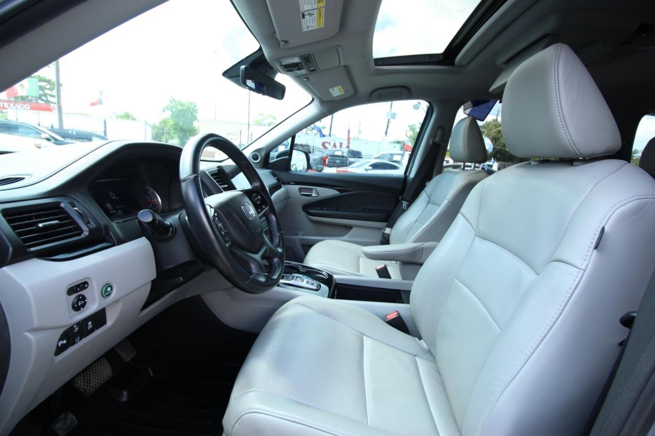 Honda Pilot Touring w/Rear Captain's Chairs AWD 2020