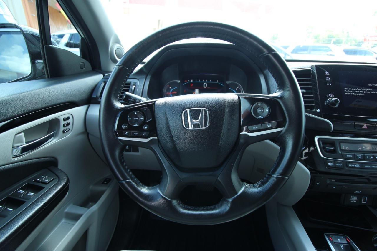 Honda Pilot Touring w/Rear Captain's Chairs AWD 2020