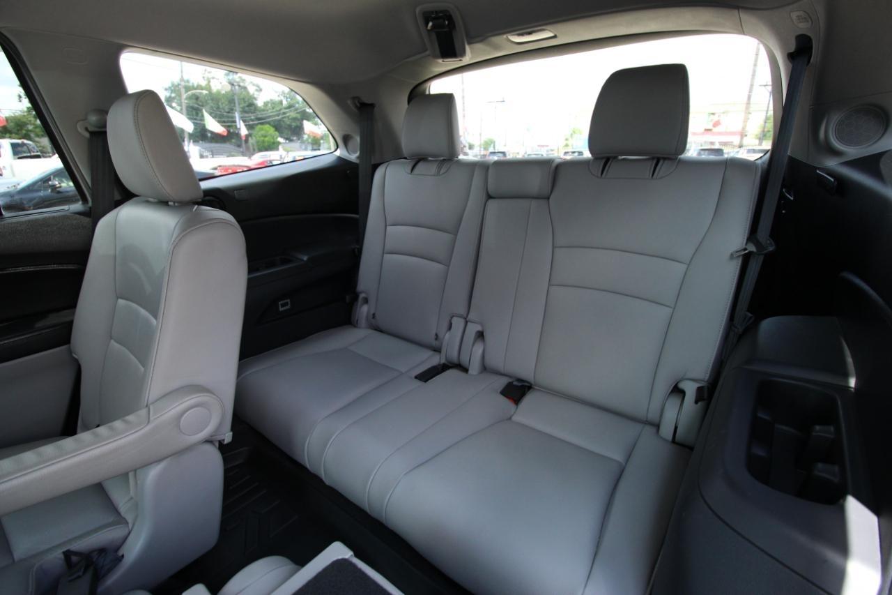 Honda Pilot Touring w/Rear Captain's Chairs AWD 2020