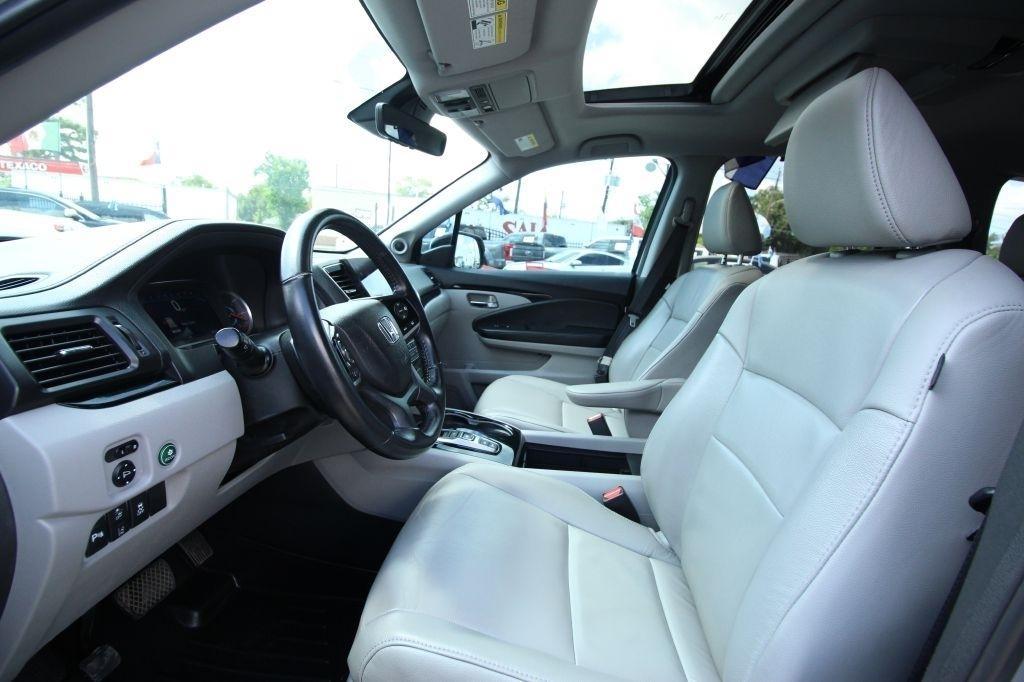 Honda Pilot Touring w/Rear Captain's Chairs AWD 2020