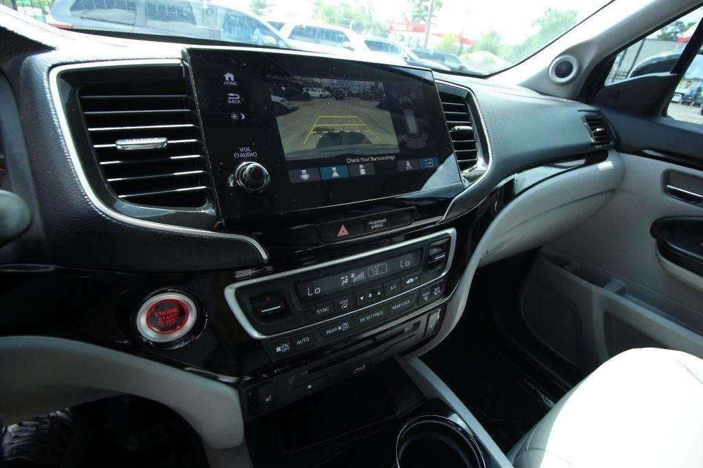 Honda Pilot Touring w/Rear Captain's Chairs AWD 2020