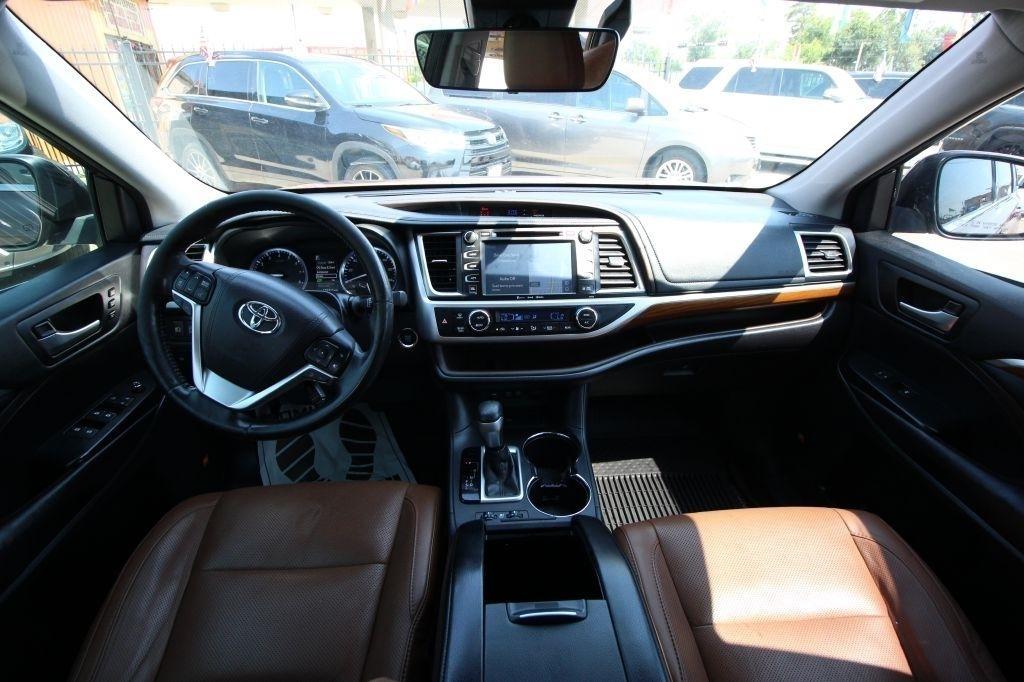 Toyota Highlander Limited FWD V6 2017