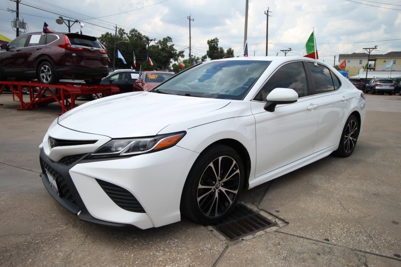 Toyota Camry SE 2020
