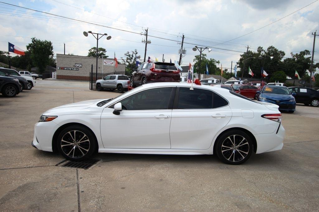 Toyota Camry SE 2020