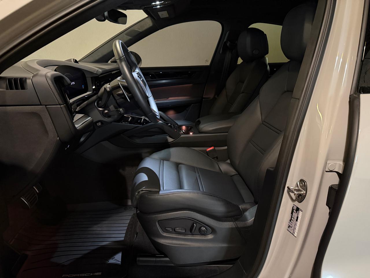 Porsche Cayenne GTS Coupe 2025