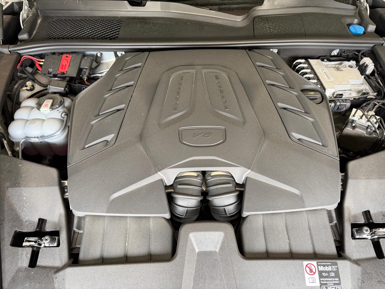 Porsche Cayenne GTS Coupe 2025