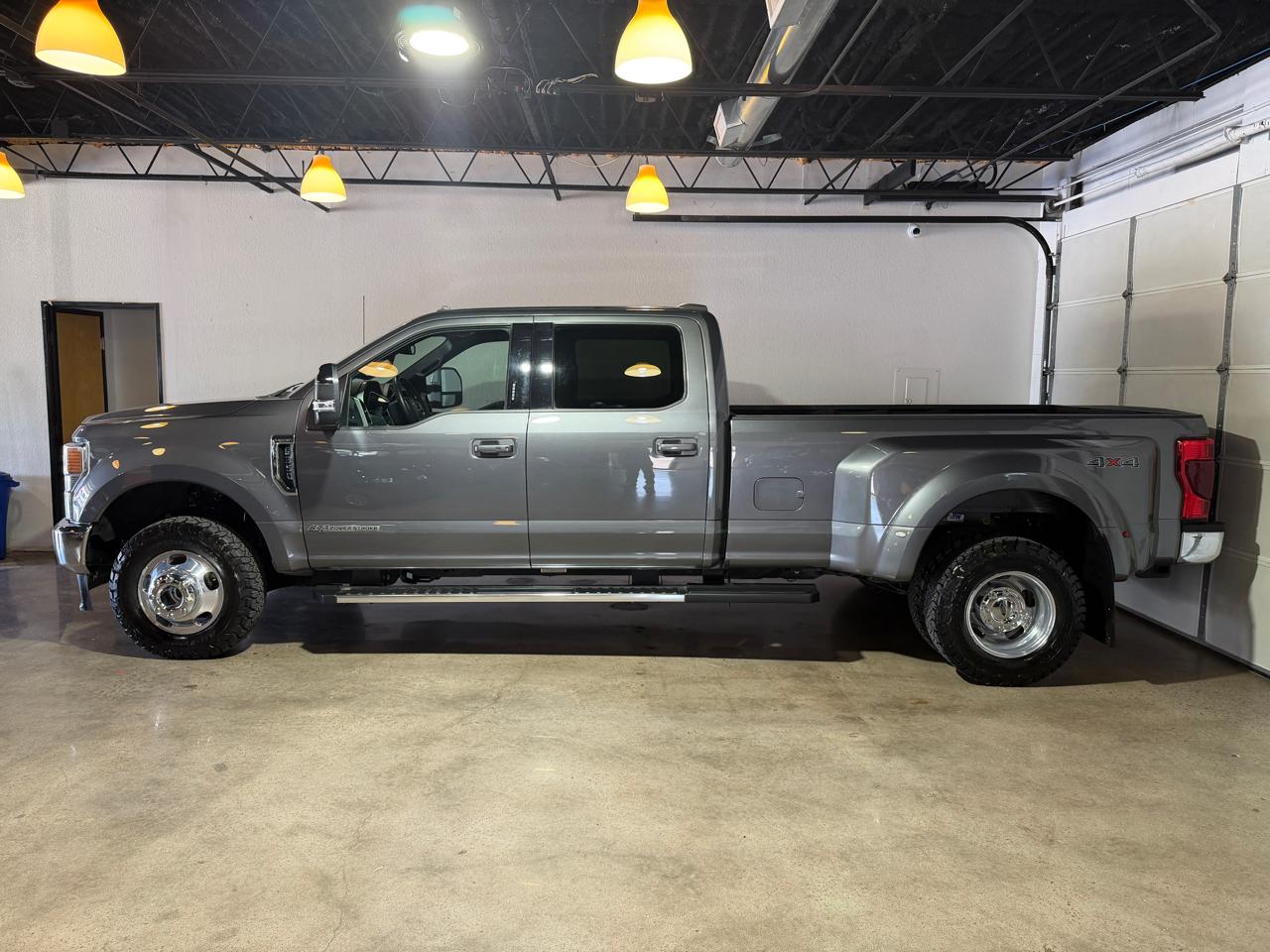 Ford F-350 SD Lariat Crew Cab 4WD DRW 2022
