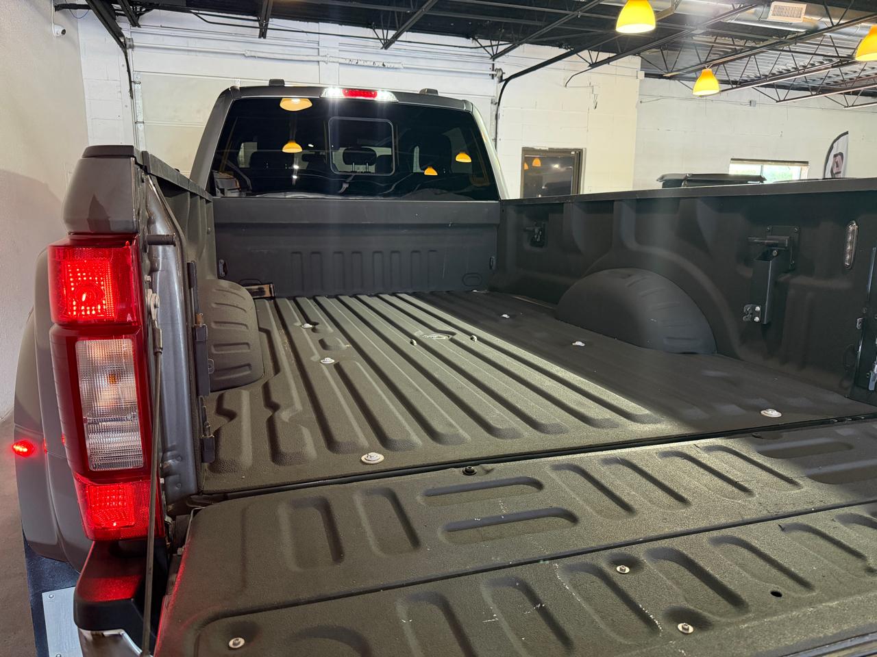 Ford F-350 SD Lariat Crew Cab 4WD DRW 2022