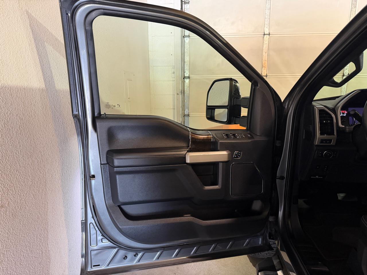 Ford F-350 SD Lariat Crew Cab 4WD DRW 2022