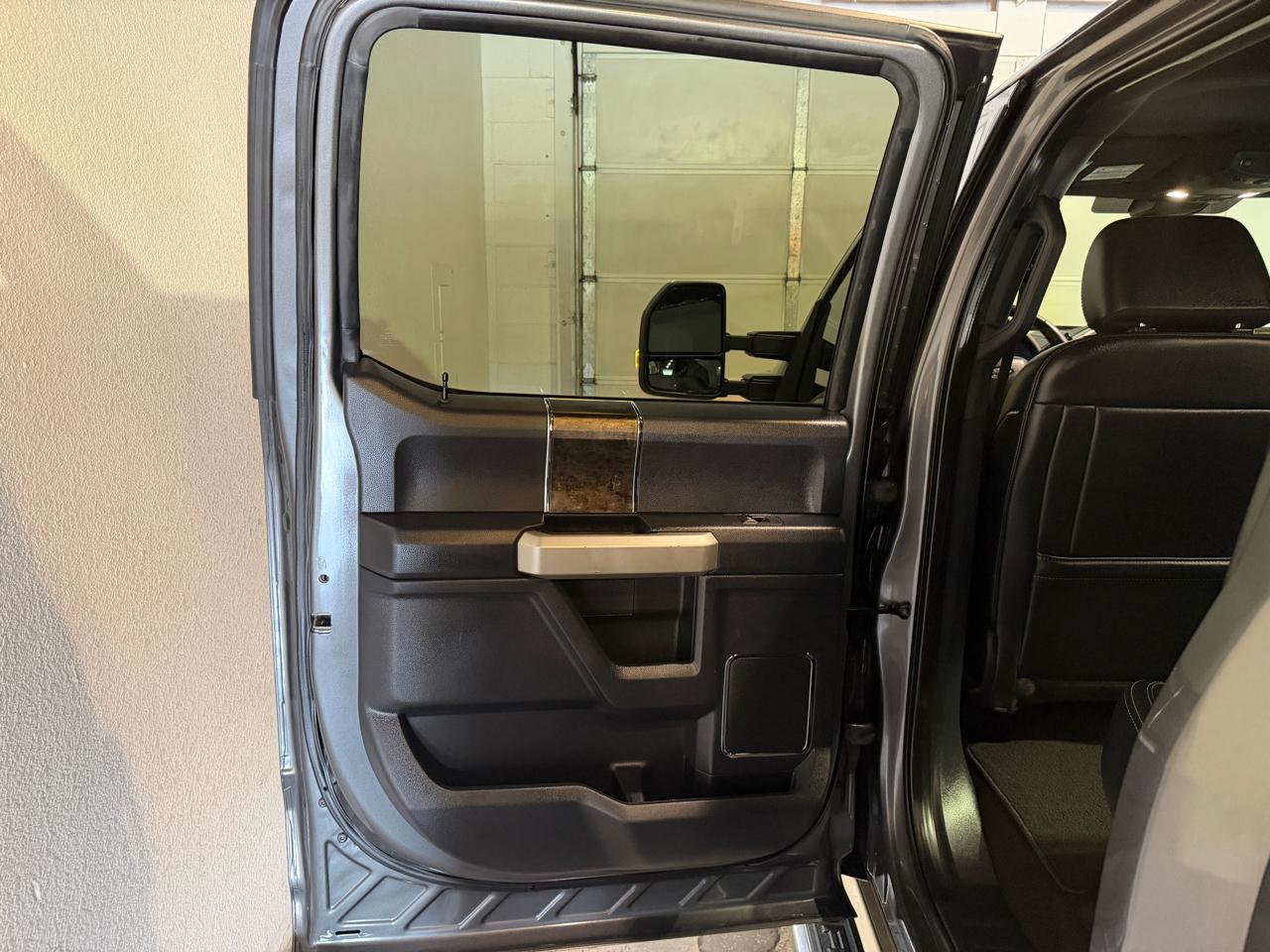 Ford F-350 SD Lariat Crew Cab 4WD DRW 2022