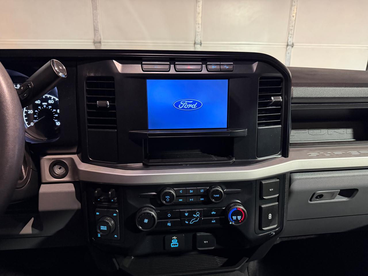 Ford F-250 SD XL Crew Cab 4WD 2024