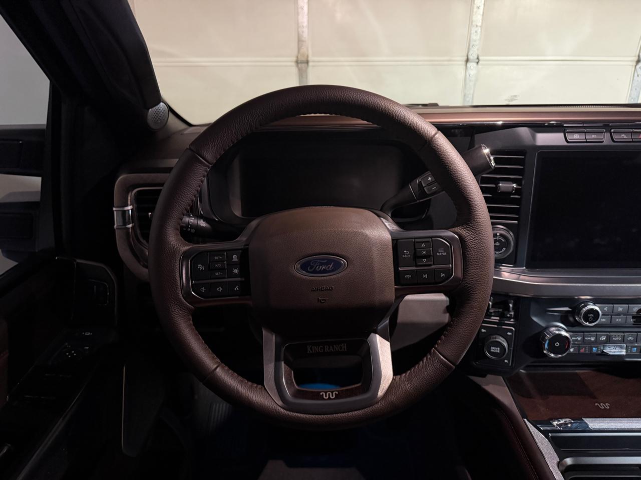 Ford F-350 SD King Ranch Crew Cab Long Bed DRW 4WD 2023