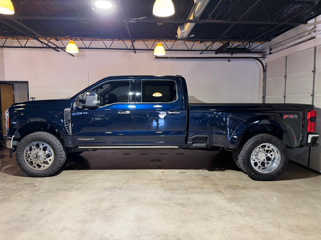 Ford F-350 SD King Ranch Crew Cab Long Bed DRW 4WD 2023