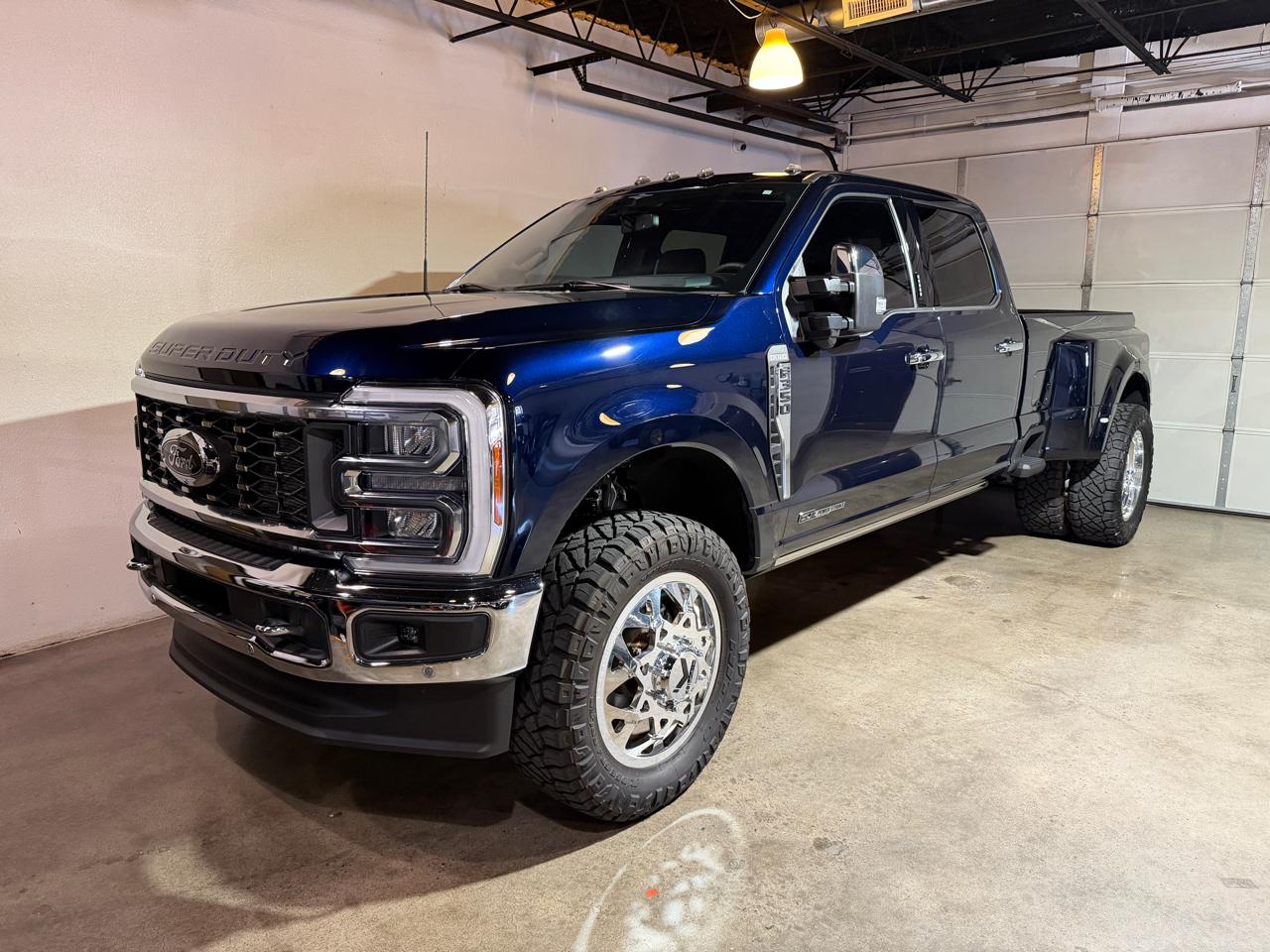 Ford F-350 SD King Ranch Crew Cab Long Bed DRW 4WD 2023