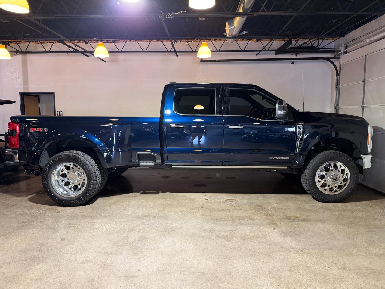 Ford F-350 SD King Ranch Crew Cab Long Bed DRW 4WD 2023