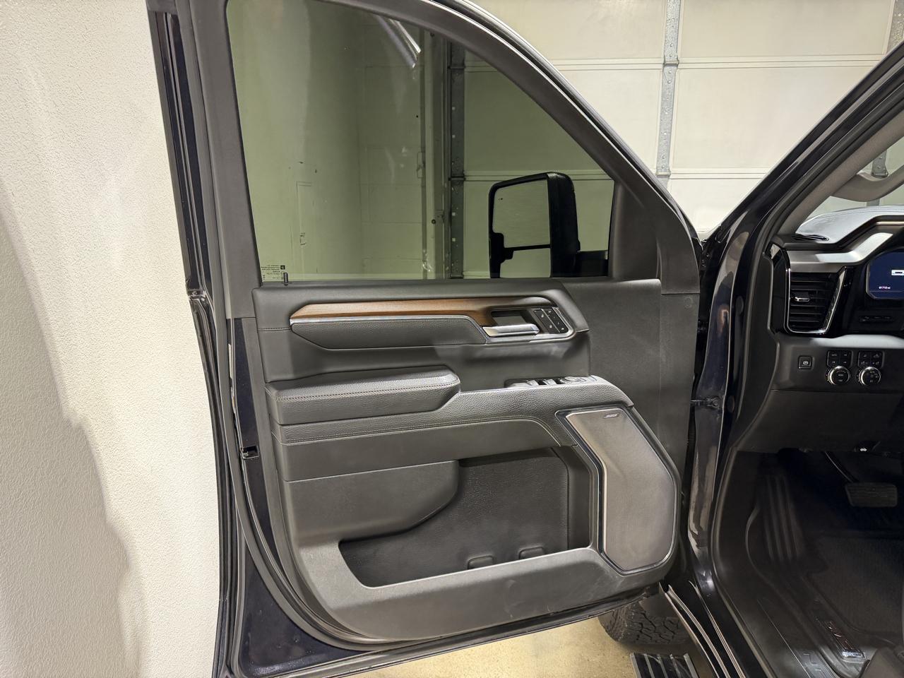 GMC Sierra 2500HD Denali Crew Cab 4WD 2024