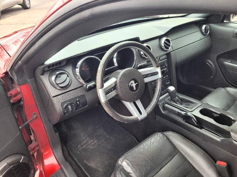 Ford Mustang GT Deluxe Coupe 2005