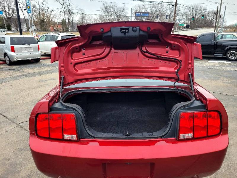 Ford Mustang GT Deluxe Coupe 2005