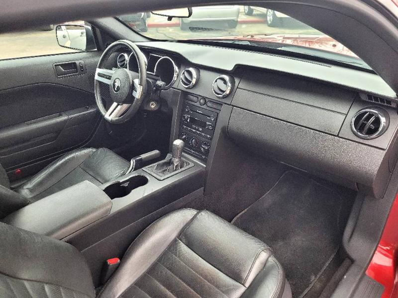 Ford Mustang GT Deluxe Coupe 2005
