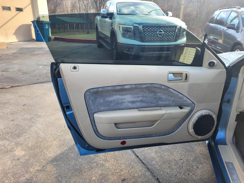 Ford Mustang GT Deluxe Coupe 2006