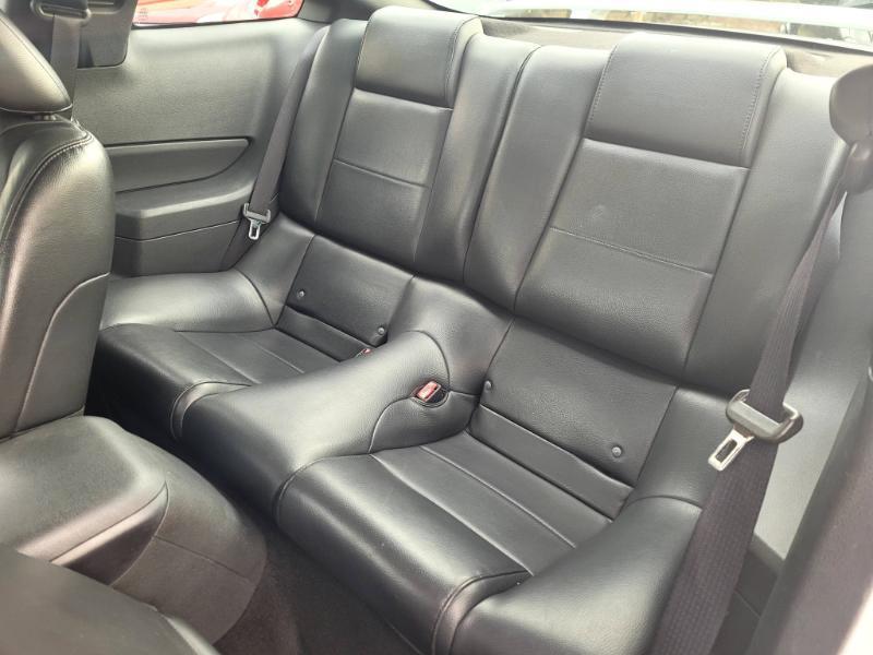 Ford Mustang V6 Deluxe Coupe 2005