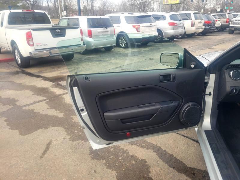 Ford Mustang V6 Deluxe Coupe 2005