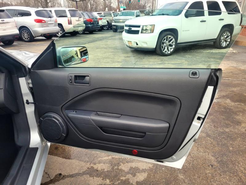 Ford Mustang V6 Deluxe Coupe 2005