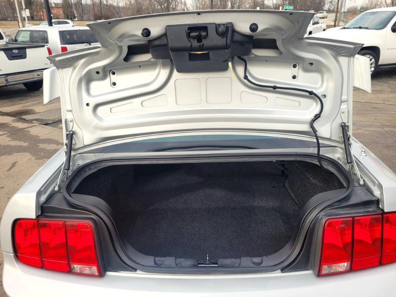 Ford Mustang V6 Deluxe Coupe 2005