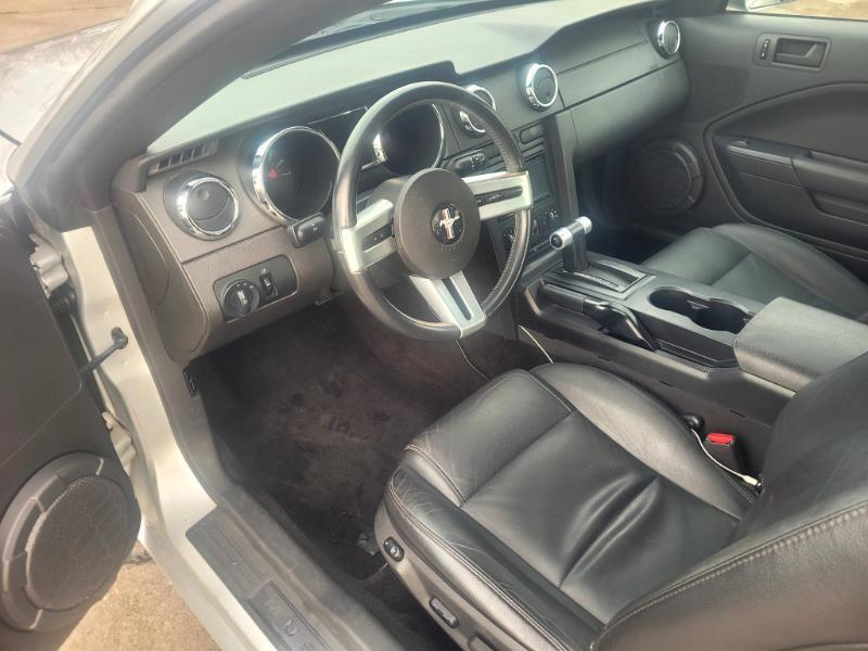 Ford Mustang V6 Deluxe Coupe 2005