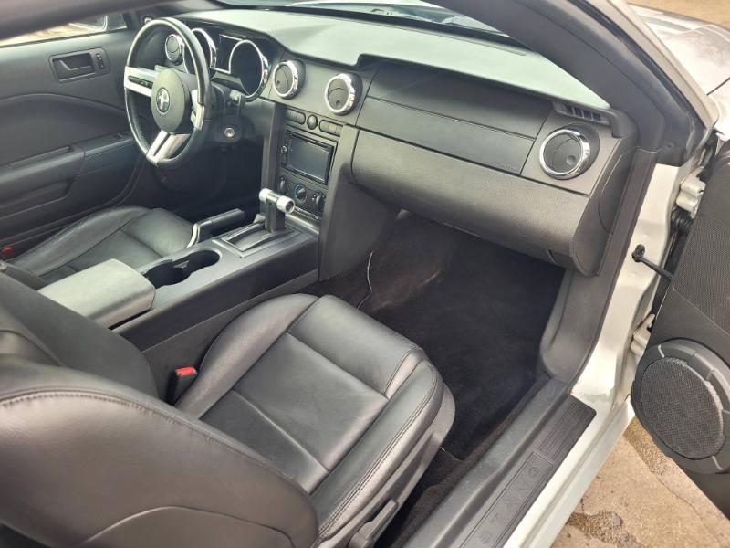 Ford Mustang V6 Deluxe Coupe 2005