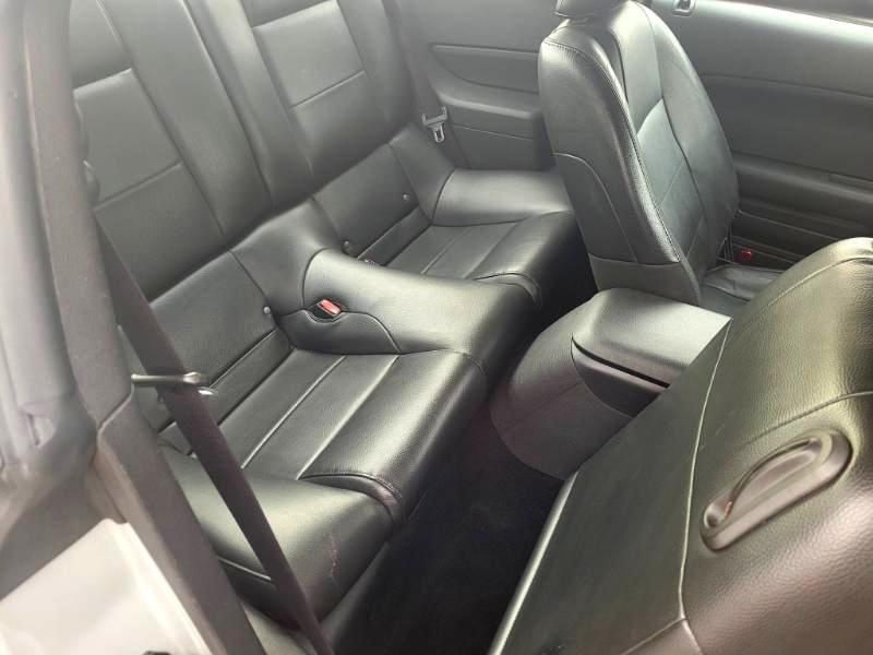 Ford Mustang V6 Deluxe Coupe 2005