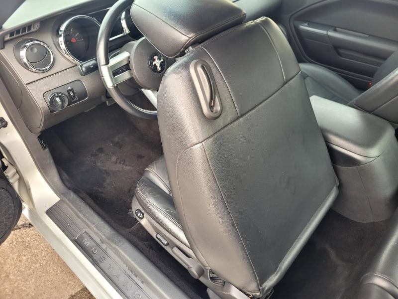 Ford Mustang V6 Deluxe Coupe 2005