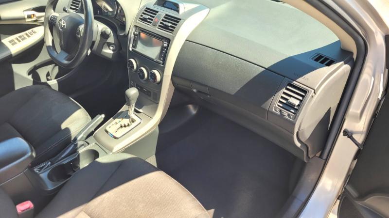 Toyota Corolla LE 4-Speed AT 2012