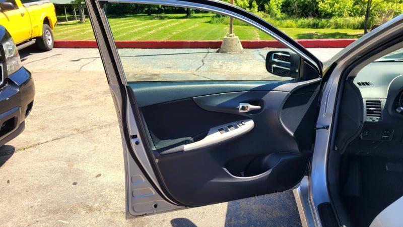 Toyota Corolla LE 4-Speed AT 2012