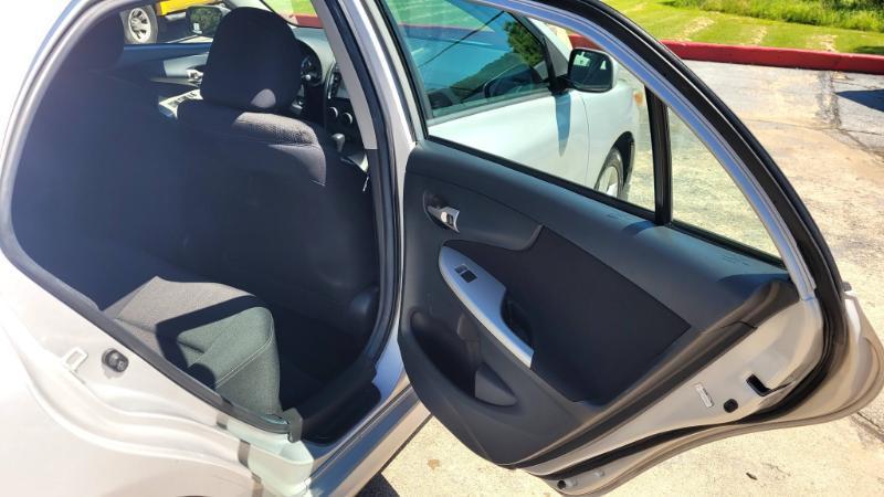 Toyota Corolla LE 4-Speed AT 2012