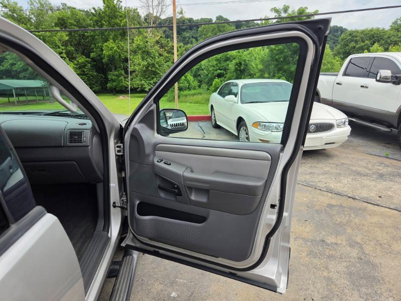 Ford Explorer XLT 4.0L 2WD 2005