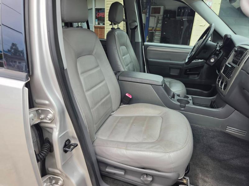 Ford Explorer XLT 4.0L 2WD 2005