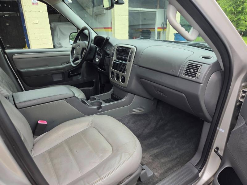 Ford Explorer XLT 4.0L 2WD 2005