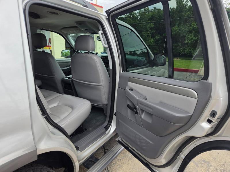 Ford Explorer XLT 4.0L 2WD 2005