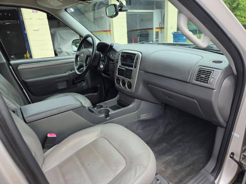 Ford Explorer XLT 4.0L 2WD 2005