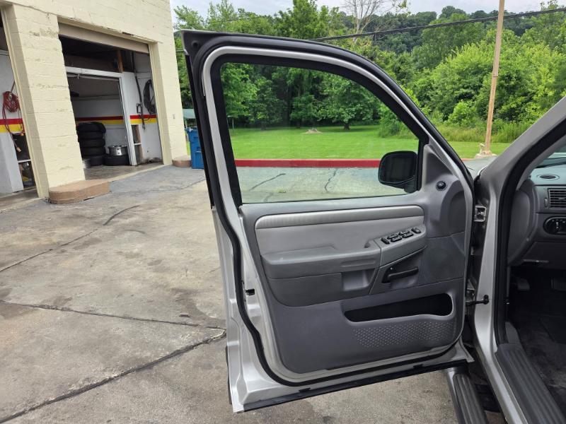 Ford Explorer XLT 4.0L 2WD 2005