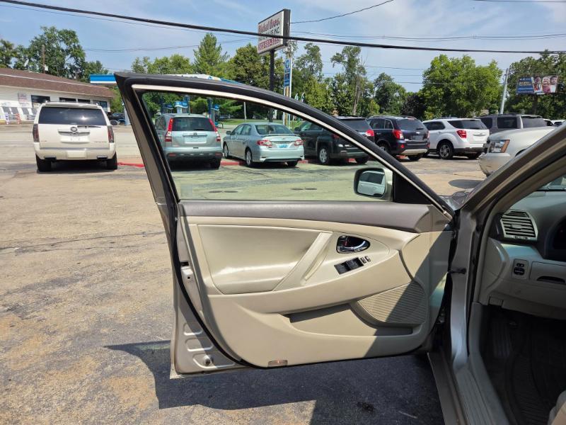Toyota Camry LE 5-Spd AT 2009