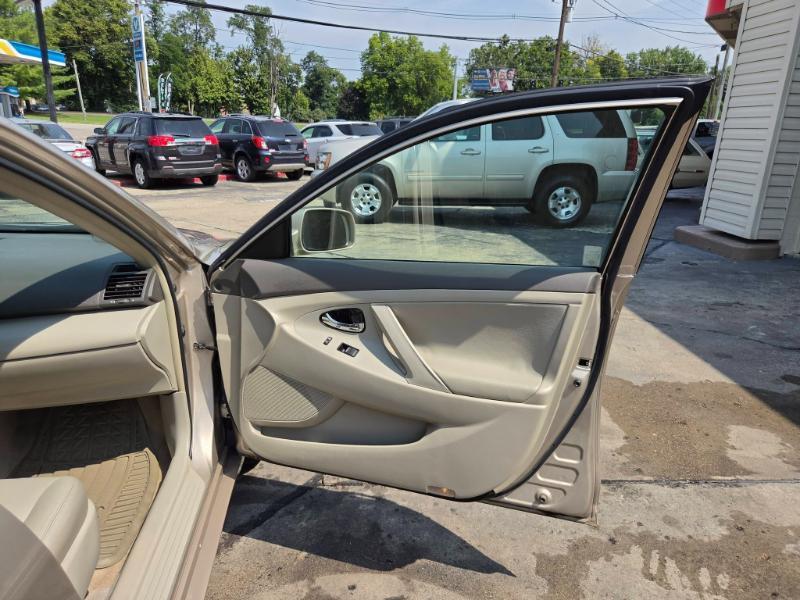 Toyota Camry LE 5-Spd AT 2009
