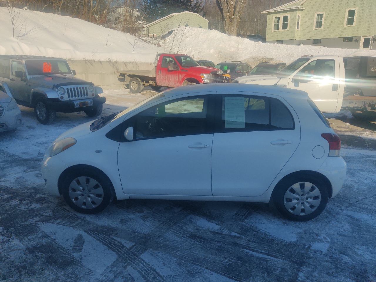 Toyota Yaris Liftback 5-Door MT 2011