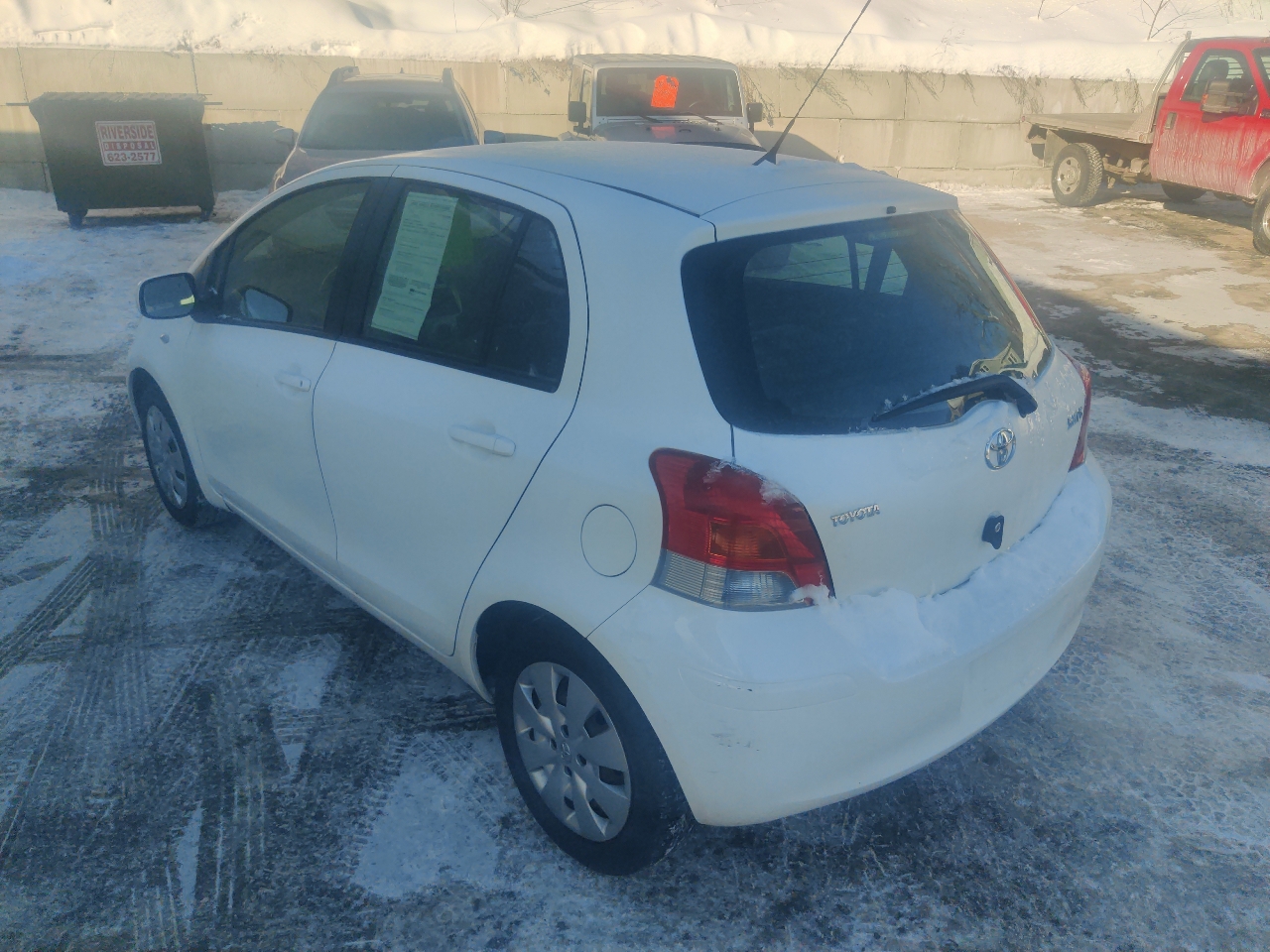 Toyota Yaris Liftback 5-Door MT 2011