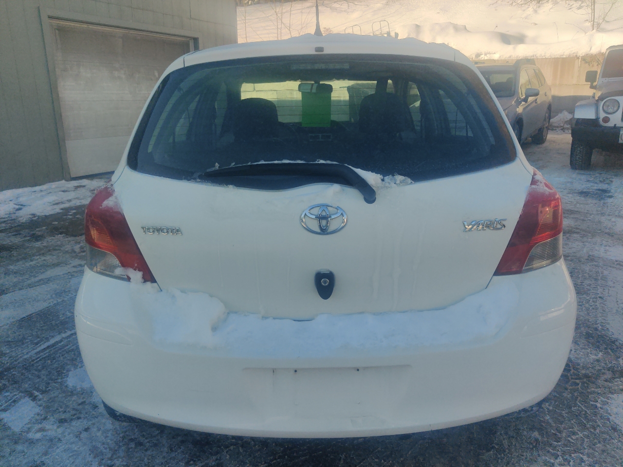 Toyota Yaris Liftback 5-Door MT 2011