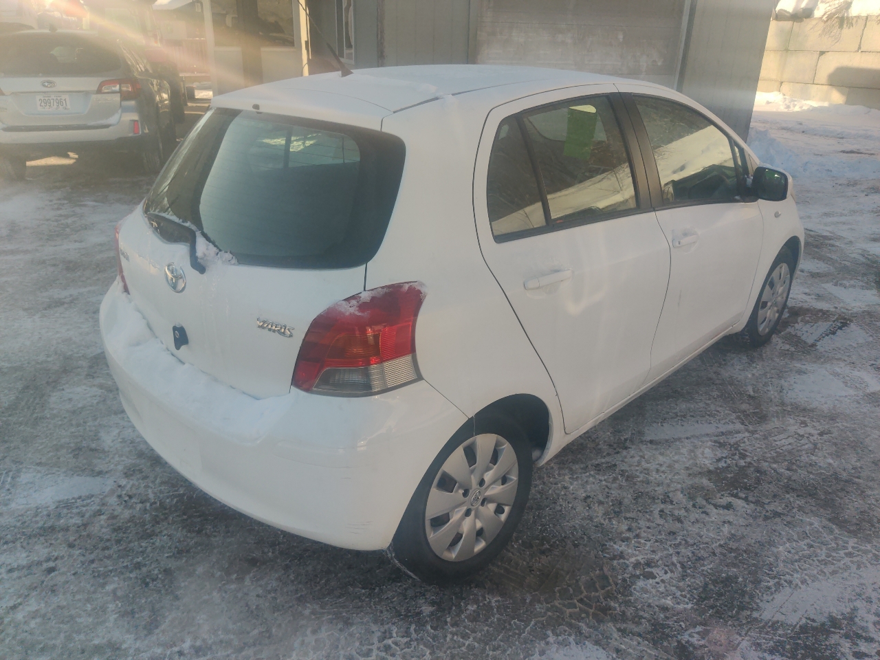 Toyota Yaris Liftback 5-Door MT 2011
