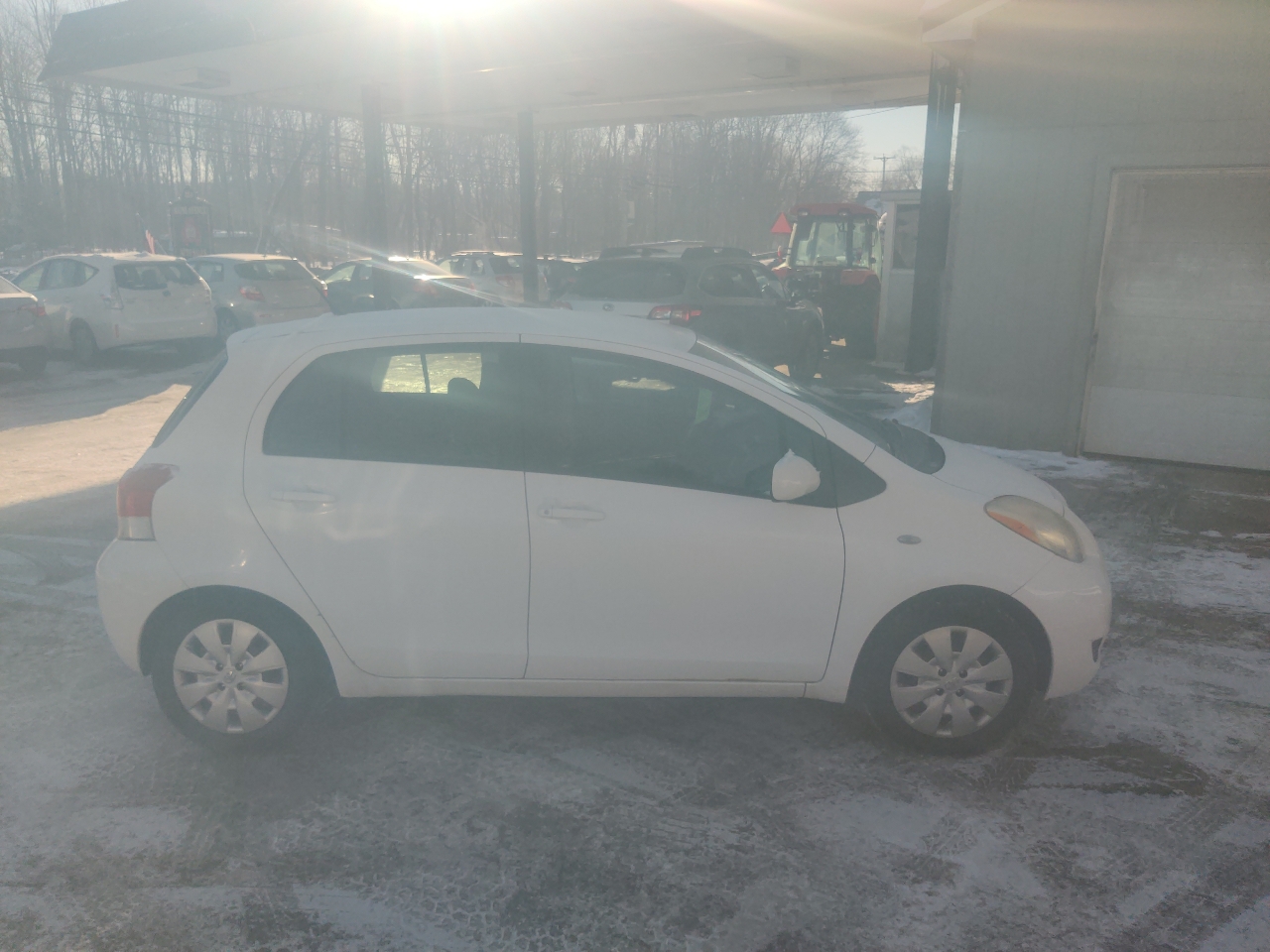 Toyota Yaris Liftback 5-Door MT 2011