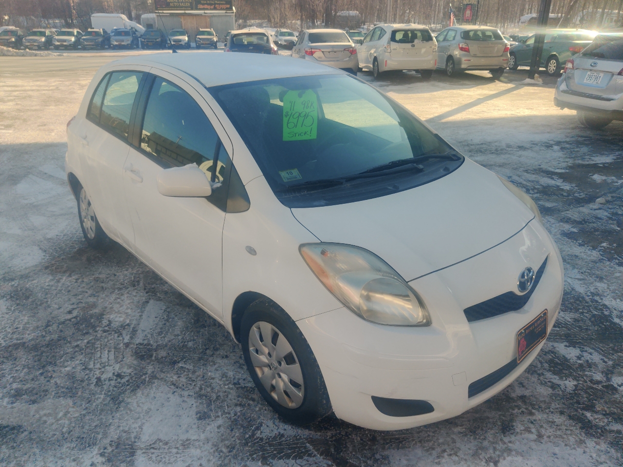 Toyota Yaris Liftback 5-Door MT 2011